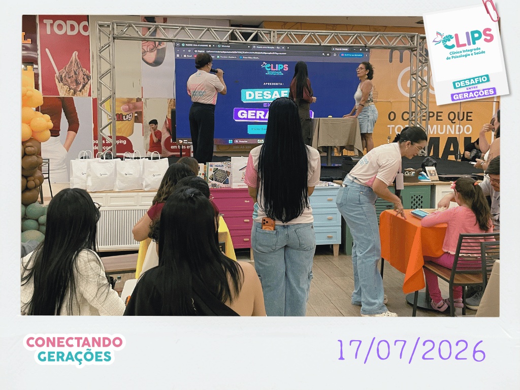 Equipe da CLIPS apresentando o Desafio entre Gerações para a plateia no palco